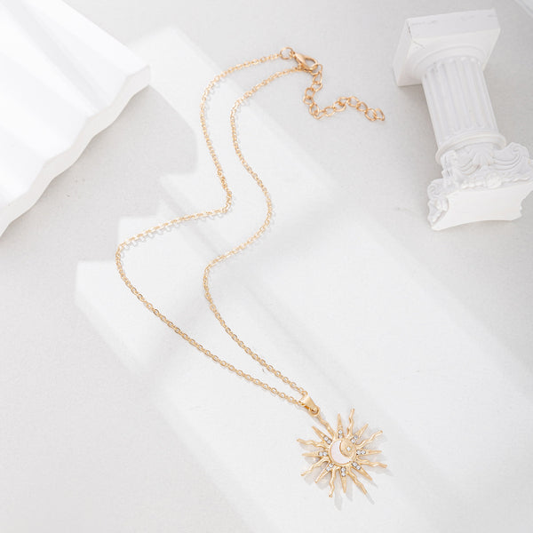 Chic Solar Pendant Necklace – Glamorous Diamond Detailing